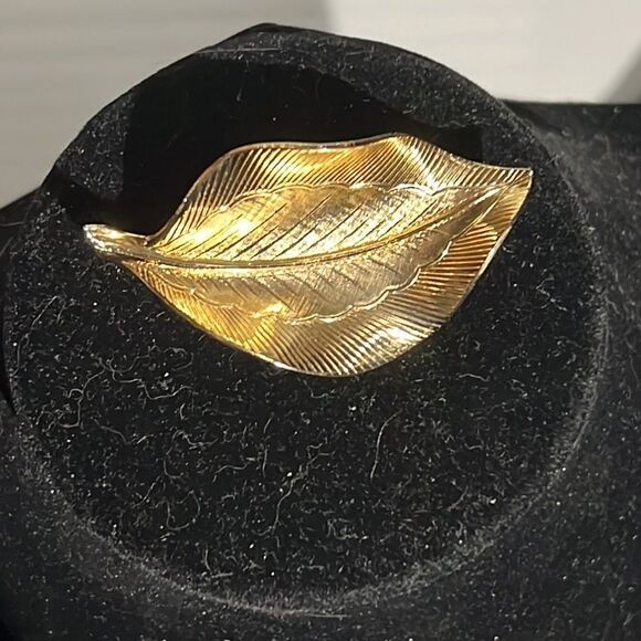 Elegant Gold Tone Leaf Brooch in Excellent Condition - Picture 1 of 11
